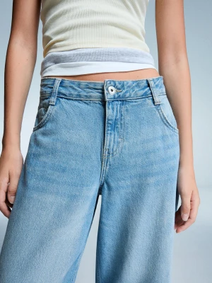Bershka Jeansy Z Szerokimi Nogawkami I Niskim Stanem Kobieta Wyblakły Niebieski