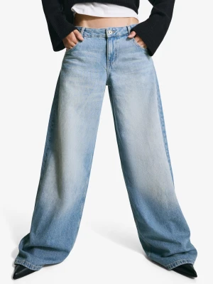 Bershka Jeansy Z Szerokimi Nogawkami I Niskim Stanem Kobieta Wyblakły Niebieski