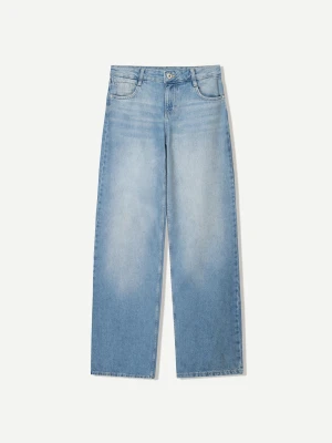 Bershka Jeansy Z Szerokimi Nogawkami I Niskim Stanem Kobieta Wyblakły Niebieski