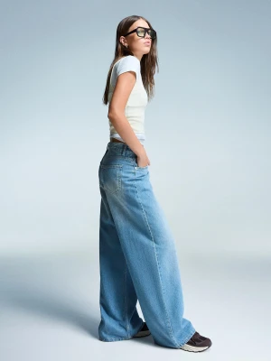 Bershka Jeansy Z Szerokimi Nogawkami I Niskim Stanem Kobieta Wyblakły Niebieski