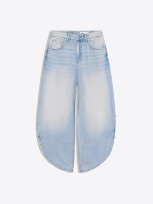 Bershka Jeansy Z Szerokimi Nogawkami I Rozcięciem Z Boku Kobieta Jasnoniebieski