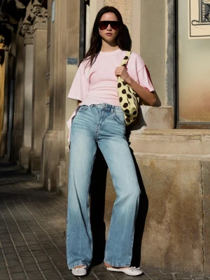 Bershka Jeansy Z Szerokimi Nogawkami O Kroju Straight Z Wysokim Stanem Kobieta Wyblakły Niebieski