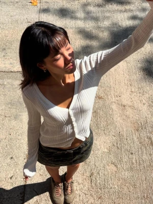 Bershka Kardigan Z Guzikami Z Prążkowanej Dzianiny Kobieta Biały