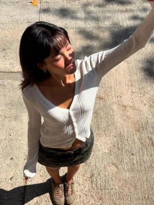 Bershka Kardigan Z Guzikami Z Prążkowanej Dzianiny Kobieta Biały