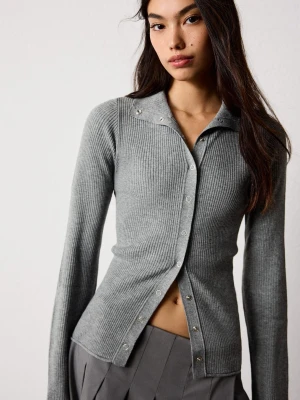 Bershka Kardigan Z Prążkowanej Dzianiny Zapinany Na Haftki Kobieta Szary