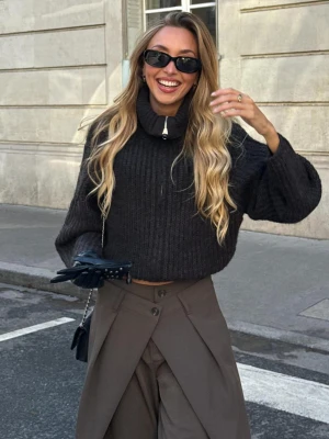 Bershka Kardigan Z Zamkiem I Wysokim Kołnierzem Kobieta Brązowy