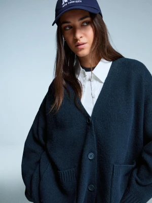 Bershka Kardigan Zapinany Na Guziki Z Dekoltem W Serek Kobieta Niebieski