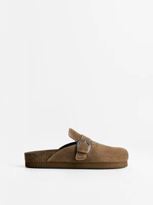 Bershka Klapki Skórzane Z Haftem I Sprzączką Mężczyzna Piaskowy