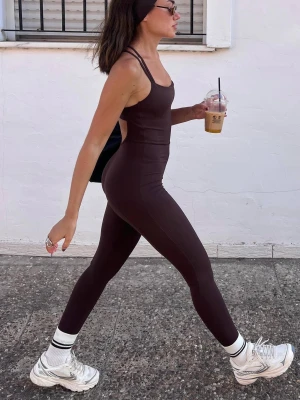 Bershka Kombinezon Szybkoschnący I Oddychający Kobieta Brązowy