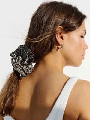 Bershka Komplet 2 Gumek Do Włosów Z Haftem Szwajcarskim Kobieta Biały