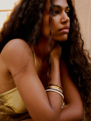 Bershka Komplet Bransoletek Z Żywicy Kobieta Brązowy