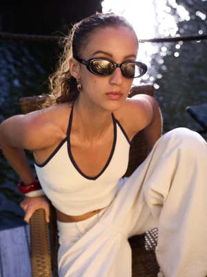 Bershka Kontrastowy Top Z Dekoltem Halter Kobieta Kremowy