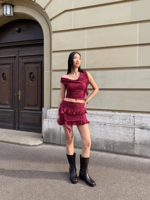 Bershka Koronkowa Spódnica Mini Z Falbaną Kobieta Rubinowy