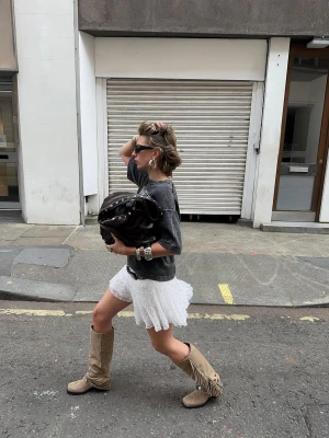 Bershka Koronkowa Spódnica Mini Z Falbanami Kobieta Biały Złamany