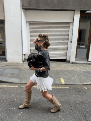 Bershka Koronkowa Spódnica Mini Z Falbanami Kobieta Biały Złamany