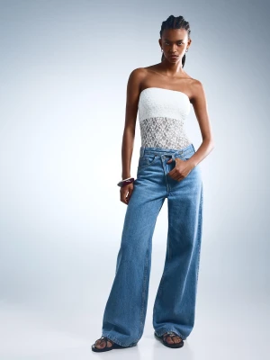 Bershka Koronkowe Body Z Dekoltem Odsłaniającym Ramiona Kobieta Kremowy