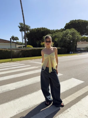 Bershka Koronkowy Top Na Ramiączkach Kobieta Żółty