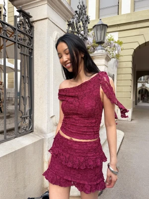 Bershka Koronkowy Top Z Falbanami Kobieta Rubinowy