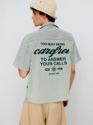Bershka Koszula Boxy W Paski Z Krótkim Rękawem I Nadrukiem Mężczyzna Zielony