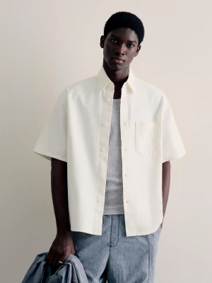 Bershka Koszula Boxy Z Krótkim Rękawem I Haftem Mężczyzna Biały Złamany