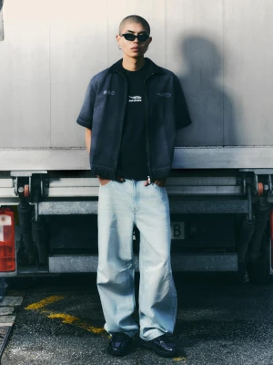 Bershka Koszula Boxy Z Krótkim Rękawem I Haftem Mężczyzna Ciemnoszary