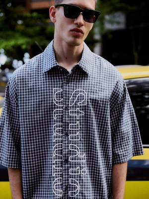 Bershka Koszula Boxy Z Krótkim Rękawem I Haftem Mężczyzna Granatowy