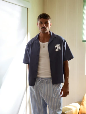 Bershka Koszula Boxy Z Krótkim Rękawem I Nadrukiem Mężczyzna Granatowy