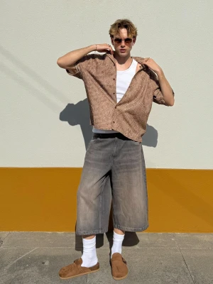 Bershka Koszula Boxy Z Krótkim Rękawem O Fakturze Mężczyzna Brązowy