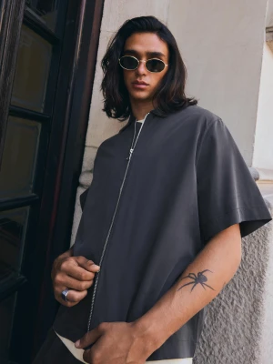 Bershka Koszula Boxy Z Krótkim Rękawem Z Lejącej Tkaniny Mężczyzna Granatowy