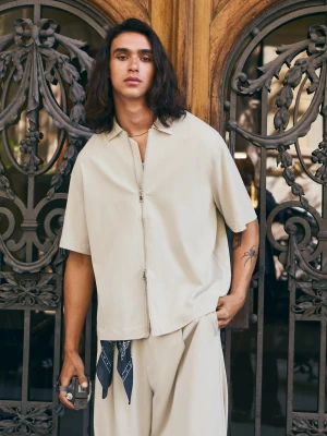 Bershka Koszula Boxy Z Krótkim Rękawem Z Lejącej Tkaniny Mężczyzna Popielaty