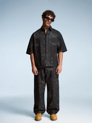 Bershka Koszula Boxy Z Krótkim Rękawem Z Nadrukiem Mężczyzna Czarny