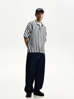 Bershka Koszula O Luźnym Kroju Z Krótkim Rękawem Mężczyzna Ciemnoszary