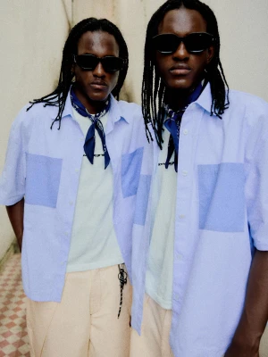 Bershka Koszula Oversize W Paski Z Krótkim Rękawem Mężczyzna Jasnoniebieski