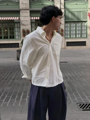 Bershka Koszula Oversize Z Długim Rękawem I Zakładkami Mężczyzna Biały Złamany