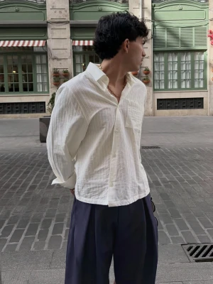 Bershka Koszula Oversize Z Długim Rękawem I Zakładkami Mężczyzna Biały Złamany