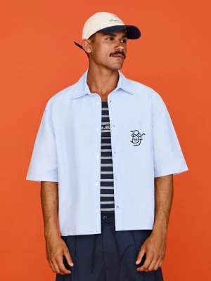Bershka Koszula Oversize Z Krótkim Rękawem I Haftem Mężczyzna Jasnoniebieski