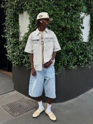 Bershka Koszula Oversize Z Krótkim Rękawem I Nadrukiem Mężczyzna Biały Złamany