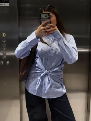Bershka Koszula Oversize Z Popeliny Z Wiązaniem Kobieta Niebieski