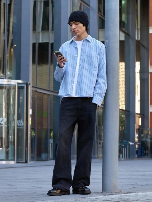 Bershka Koszula W Paski Z Nadrukiem Mężczyzna Jasnoniebieski