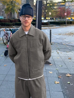 Bershka Koszula Wierzchnia Boxy Na Zamek Mężczyzna Ciemnoszary