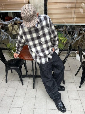 Bershka Koszula Z Długim Rękawem I Haftem W Kratę Mężczyzna Szary