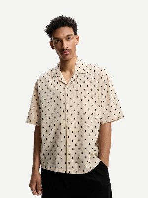 Bershka Koszula Z Haftem I Krótkim Rękawem Mężczyzna Kremowy