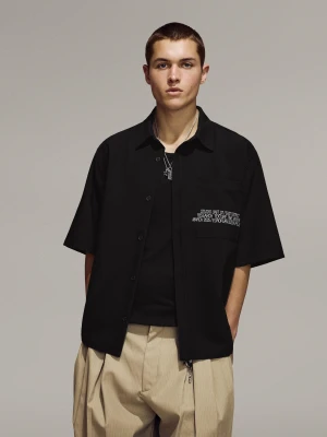 Bershka Koszula Z Krótkim Rękawem I Haftem Mężczyzna Czarny
