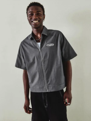 Bershka Koszula Z Krótkim Rękawem I Haftowanym Zamkiem Mężczyzna Ciemnoszary