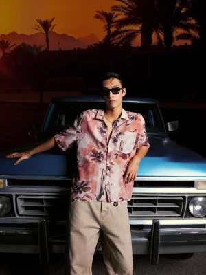 Bershka Koszula Z Krótkim Rękawem I Nadrukiem Mężczyzna Różowy