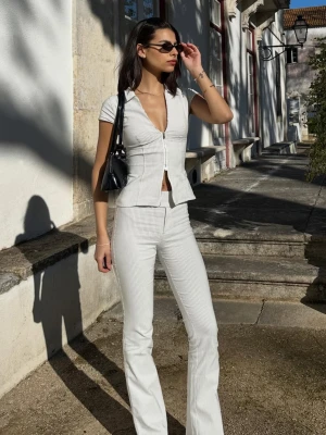 Bershka Koszula Z Krótkim Rękawem I Zamkiem Błyskawicznym Kobieta Kremowy