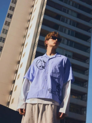 Bershka Koszula Z Krótkim Rękawem Tom & Jerry Mężczyzna Jasnoniebieski