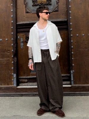 Bershka Koszula Z Krótkim Rękawem W Stylu Rustykalnym Mężczyzna Biały