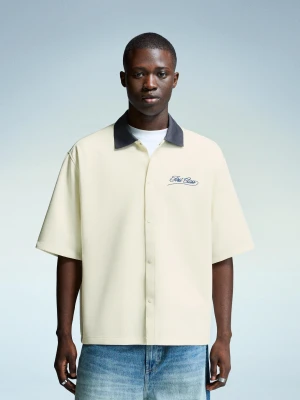 Bershka Koszula Z Krótkim Rękawem Z Haftem Mężczyzna Kremowy
