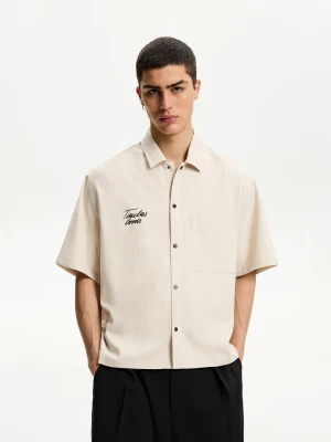 Bershka Koszula Z Krótkim Rękawem Z Haftem Mężczyzna Piaskowy
